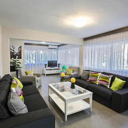 How To Rent Your Own Private Luxury Holiday In For Less Than Basic Hotel, 1328 别墅 *