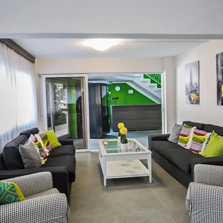 How To Rent Your Own Private Luxury Holiday In For Less Than Basic Hotel, 1328 别墅 *